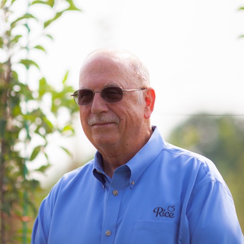 Longtime apple leader Lee Showalter plans to retire